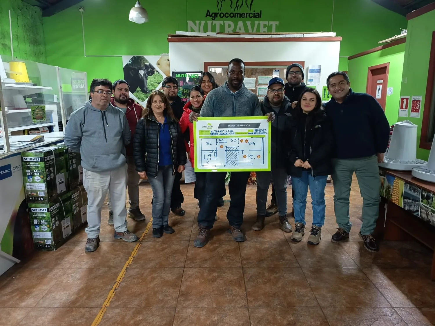 Equipo de Agrocomercial Nutravet recibiendo un reconocimiento por su gestión en cultura preventiva