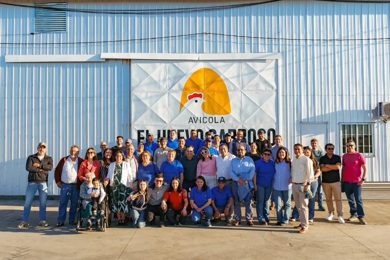 Equipo de trabajo de Avícola El Huevo Sabroso reunido frente a su planta