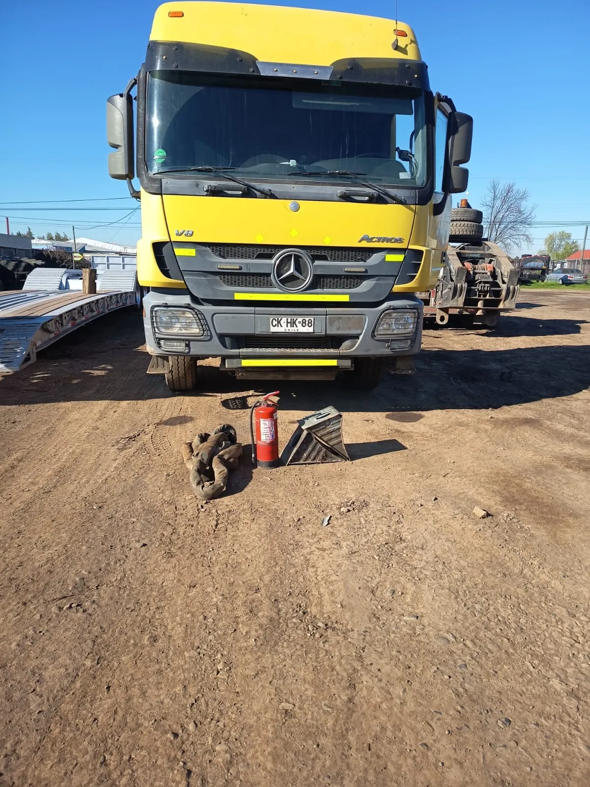 Inspección de seguridad a un camión y a sus extintores en una faena